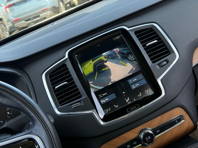 2022 Volvo XC90 T6 Momentum photo 4