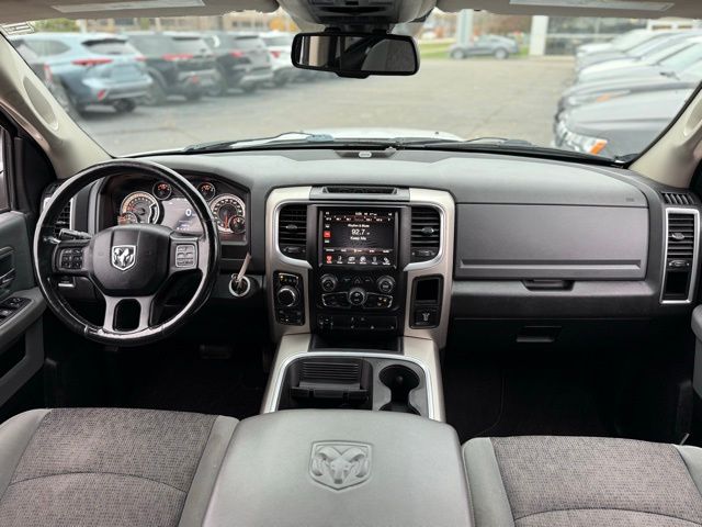 2015 Ram 1500 SLT photo 3