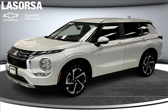 2024 Mitsubishi Outlander SE's photo