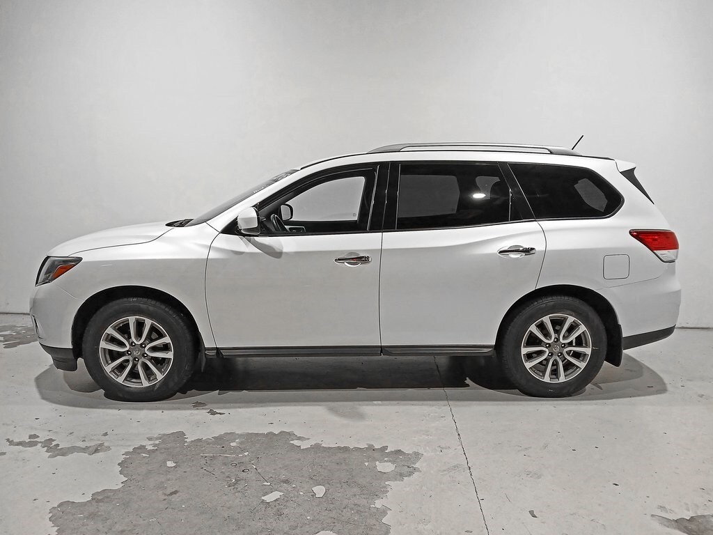 2016 Nissan Pathfinder SV photo 3