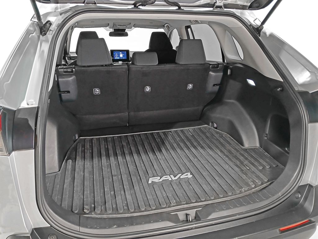 2025 Toyota RAV4 LE - Photo 8