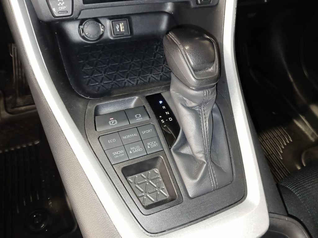 2025 Toyota RAV4 LE - Photo 17