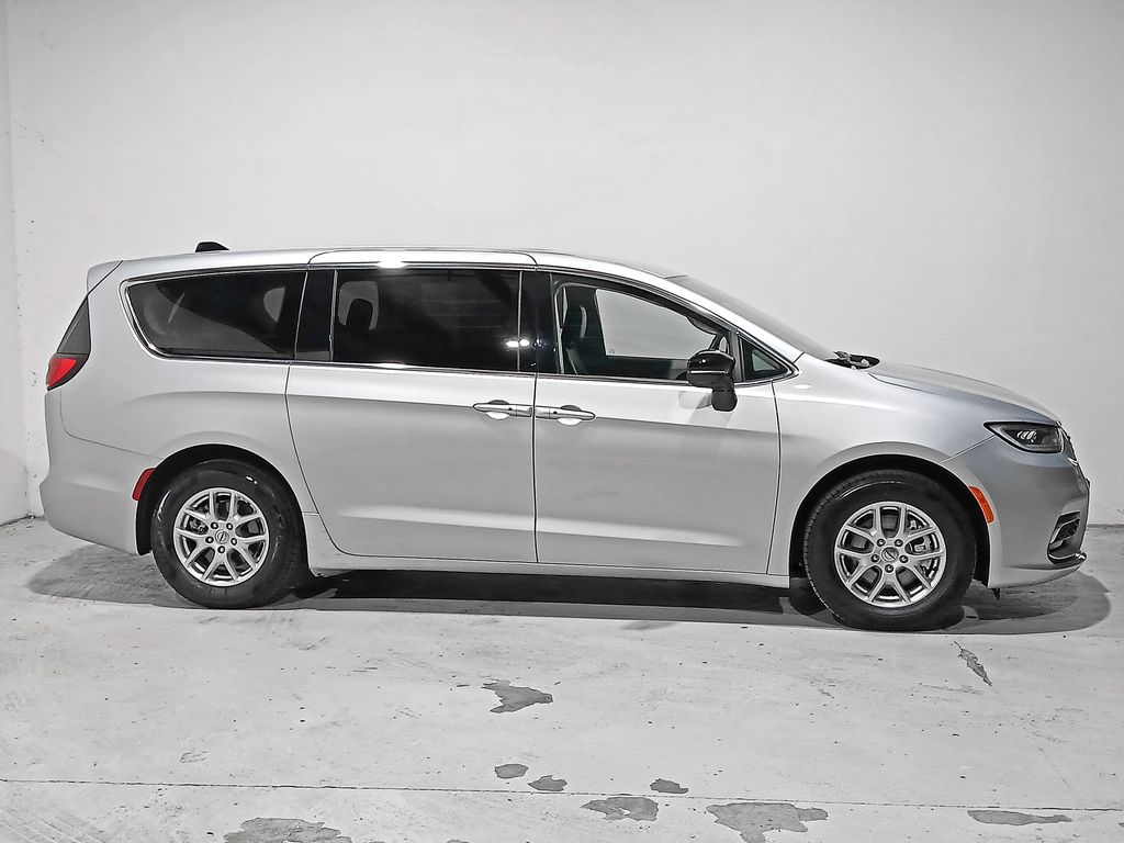 2024 Chrysler Pacifica Touring L - Photo 7