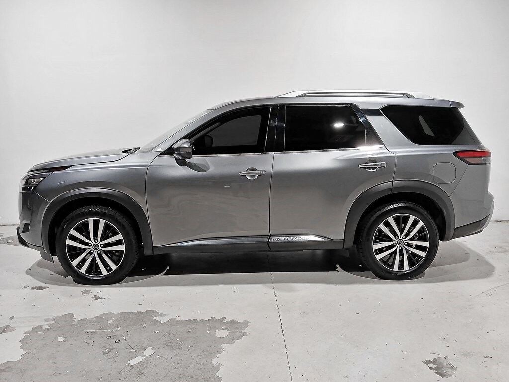 2023 Nissan Pathfinder Platinum photo 2