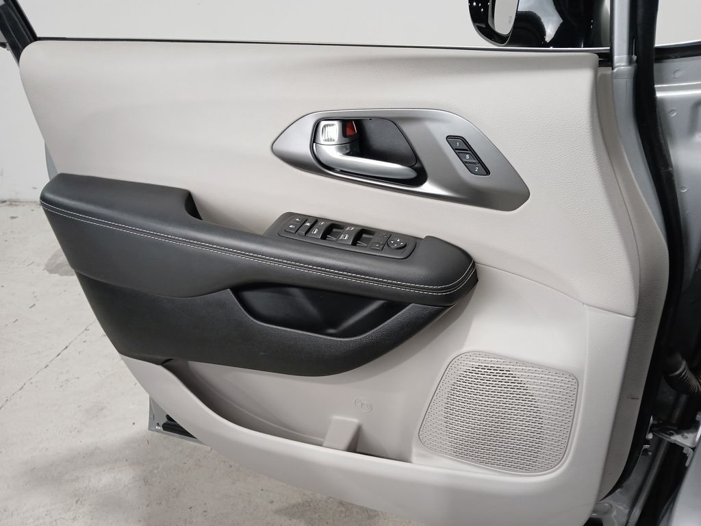 2024 Chrysler Pacifica Touring L - Photo 32