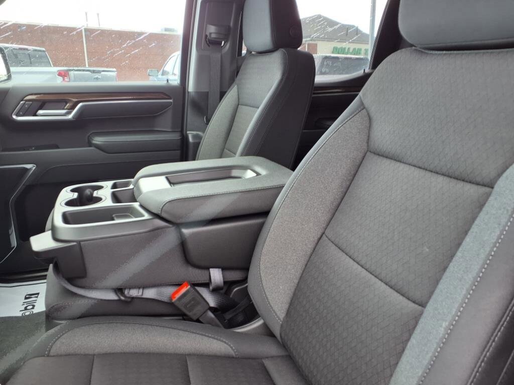 2025 Chevrolet Silverado 1500 LT photo 4