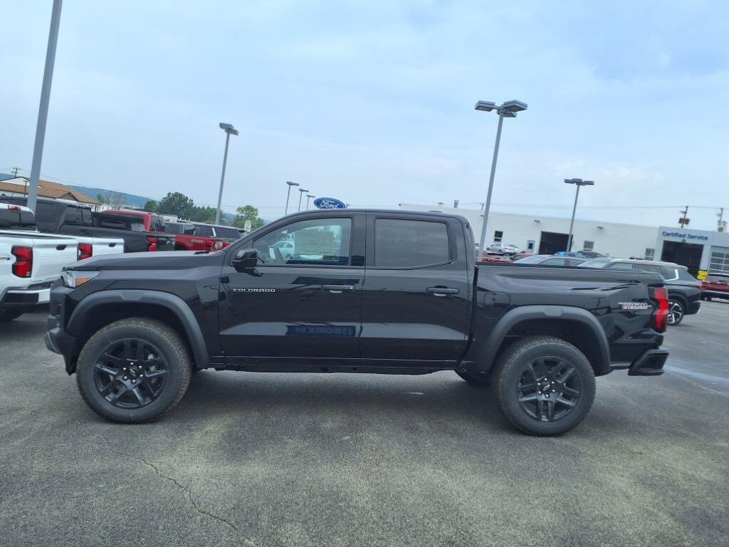 2025 Chevrolet Colorado Trail Boss photo 2
