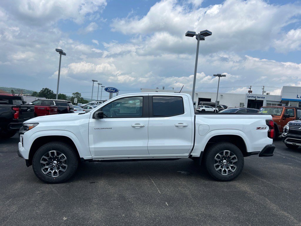 2025 Chevrolet Colorado Z71 photo 2