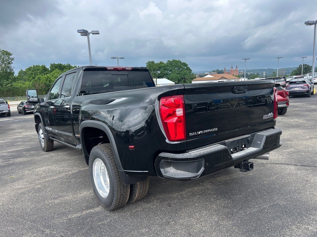 2025 Chevrolet Silverado 3500HD High Country photo 3