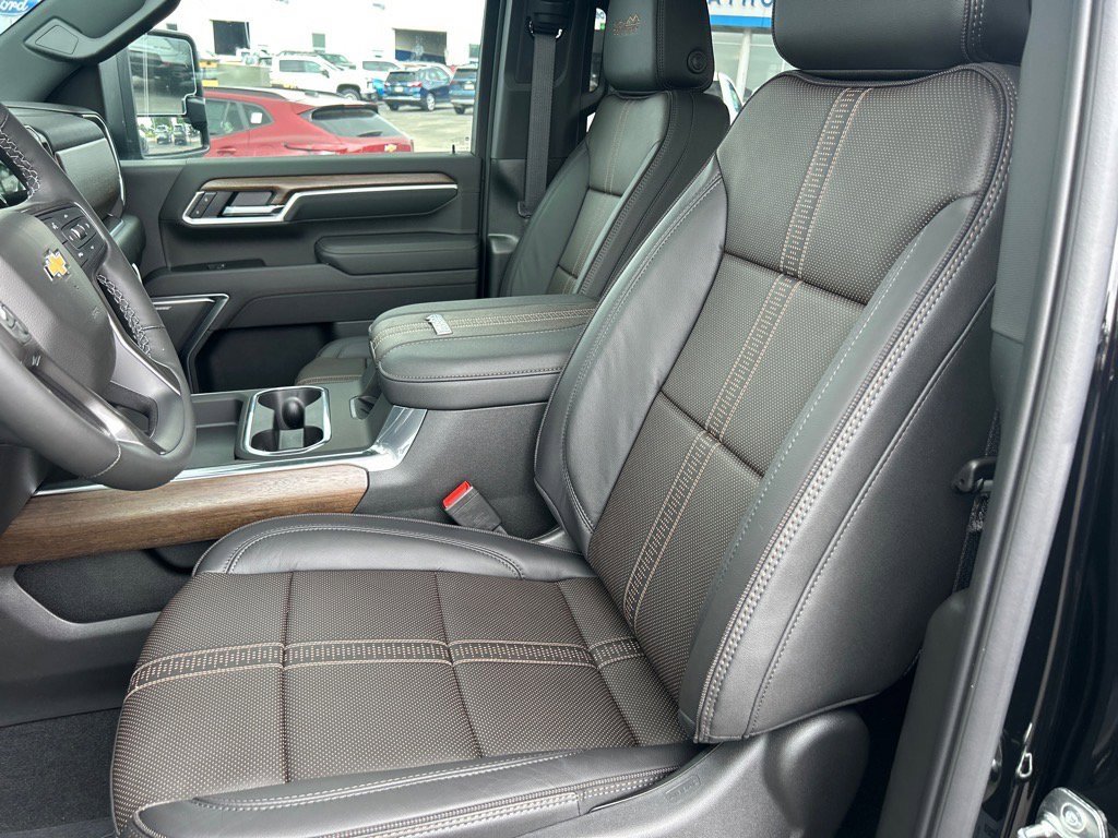 2025 Chevrolet Silverado 3500HD High Country photo 4