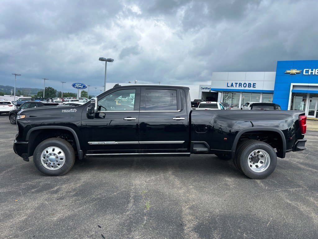 2025 Chevrolet Silverado 3500HD High Country photo 2