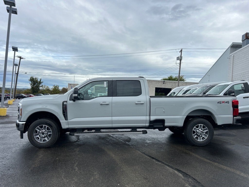 2026 Ford F-350 Lariat photo 2