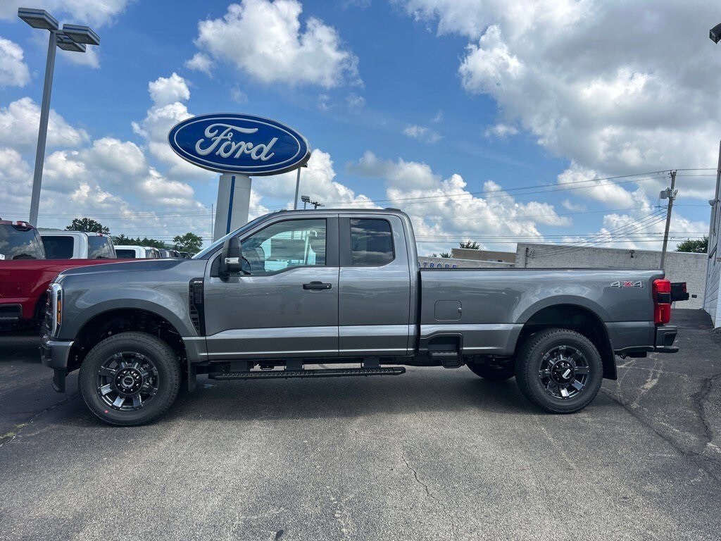 2025 Ford F-350 photo 2