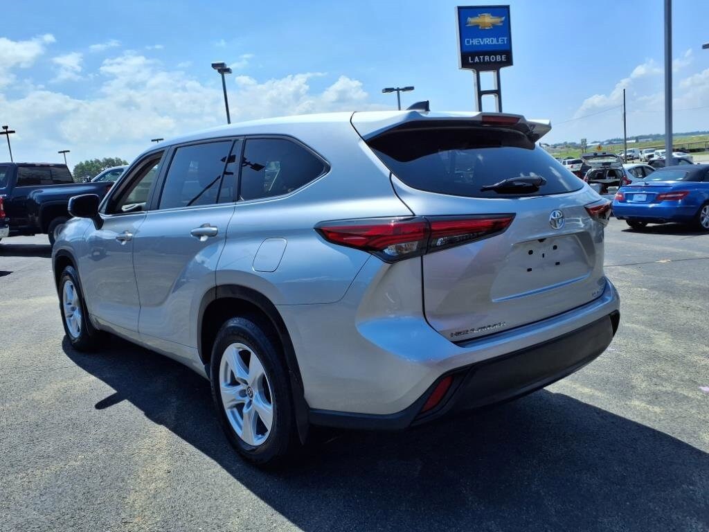 2023 Toyota Highlander LE photo 3