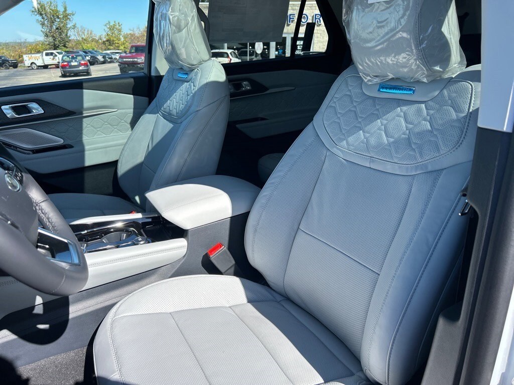 2025 Ford Explorer Platinum photo 3