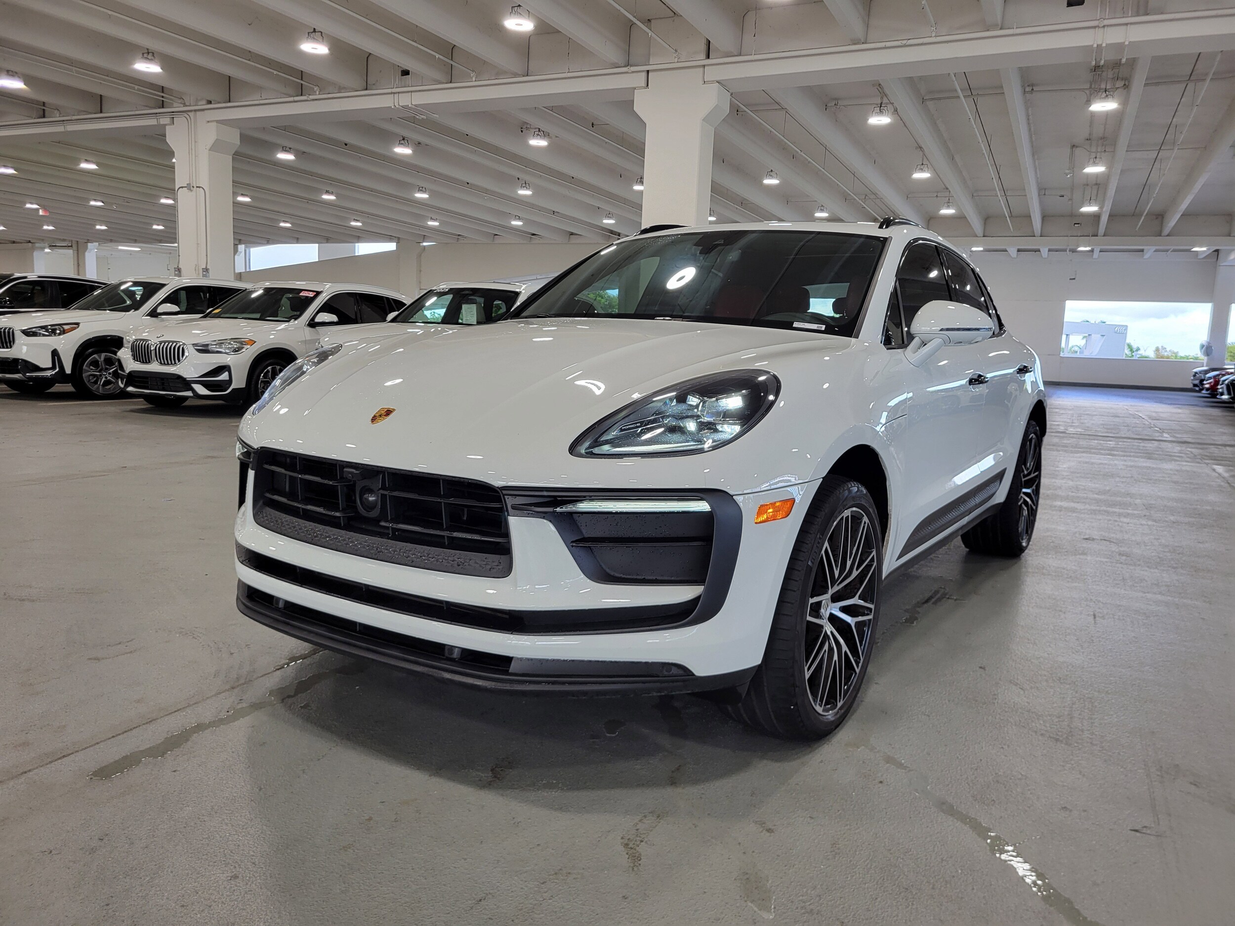 2024 Porsche Macan T photo 2