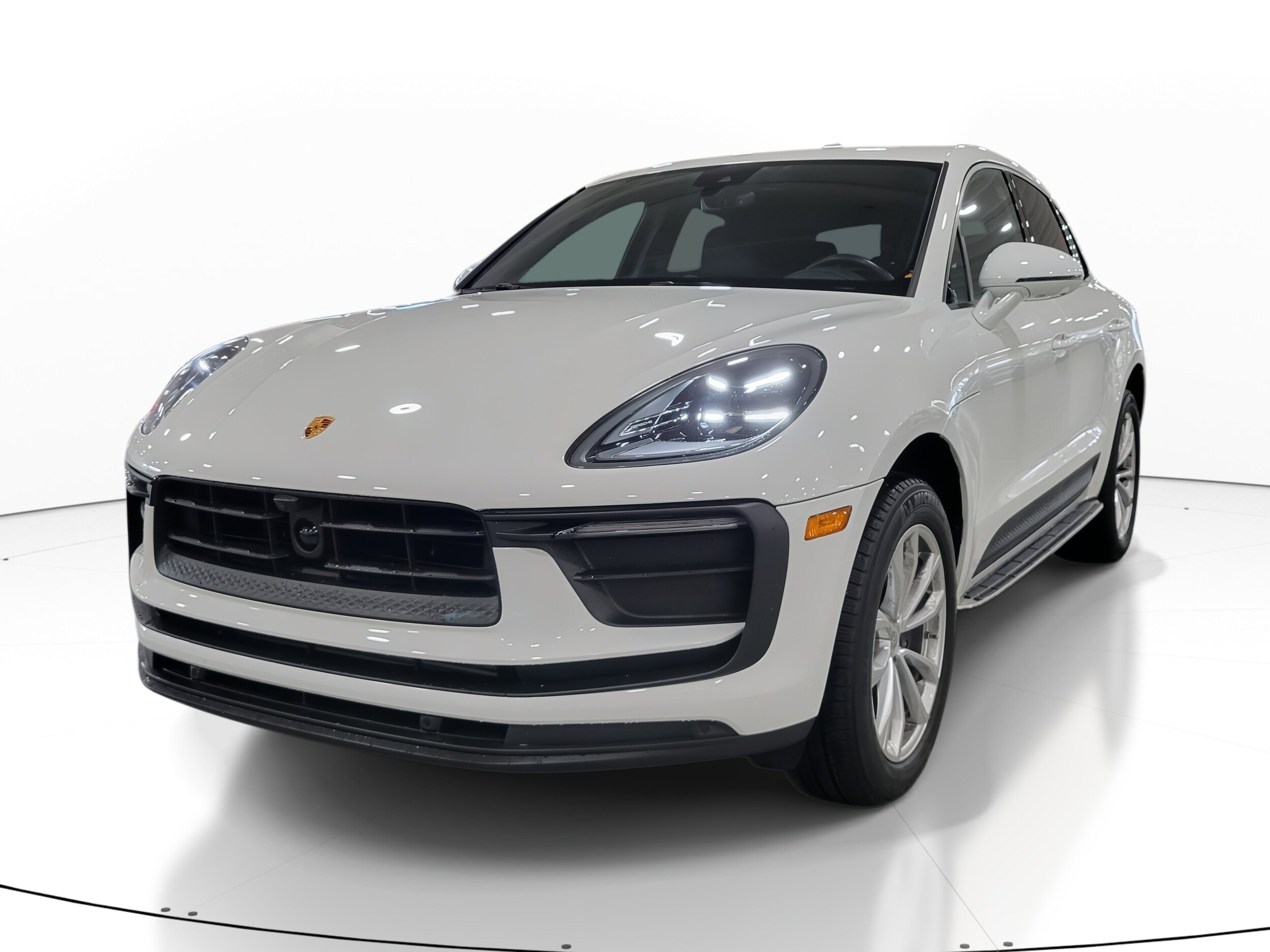 2024 Porsche Macan T photo 2