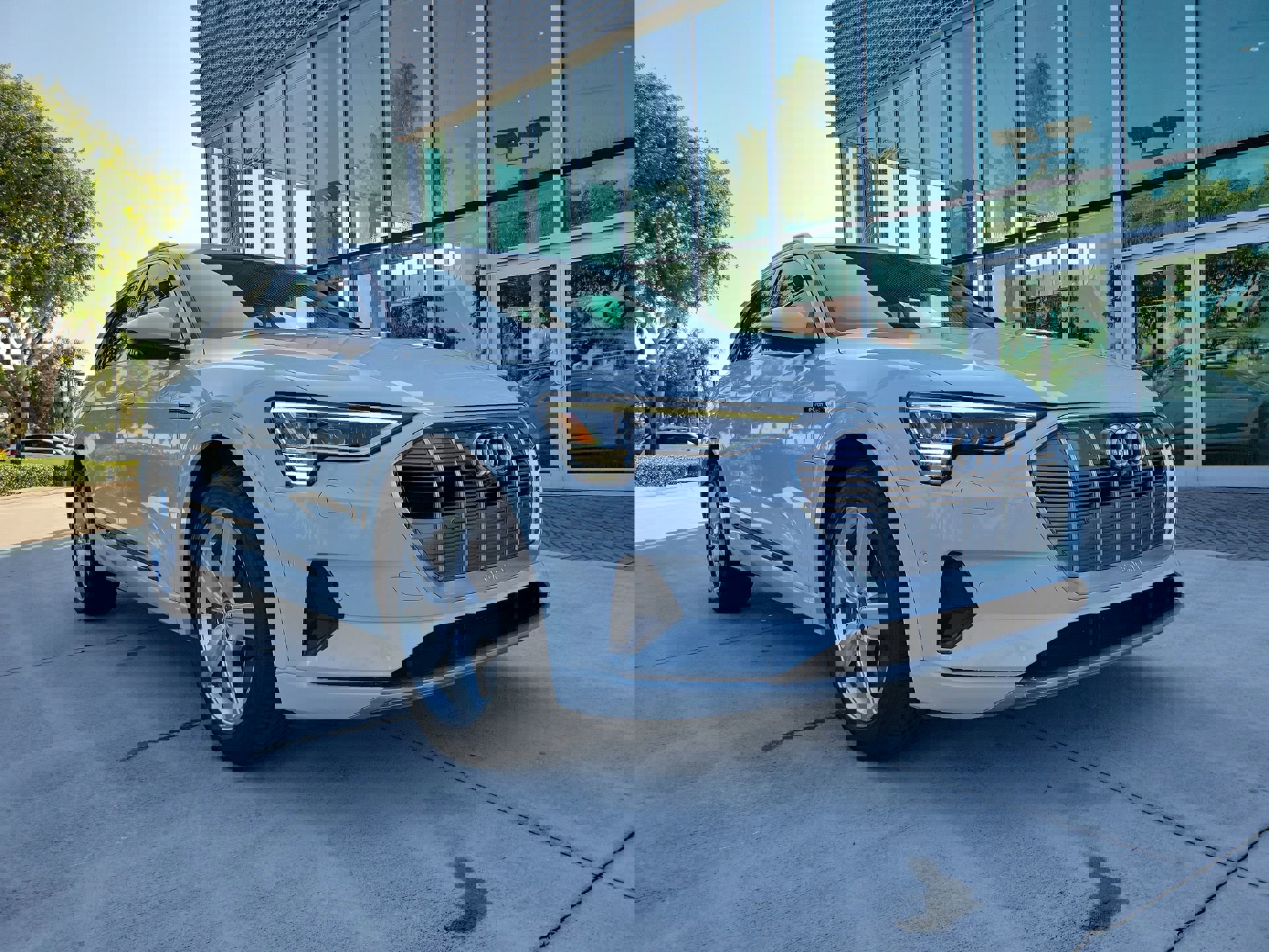 2019 Audi e-tron Premium Plus photo 2
