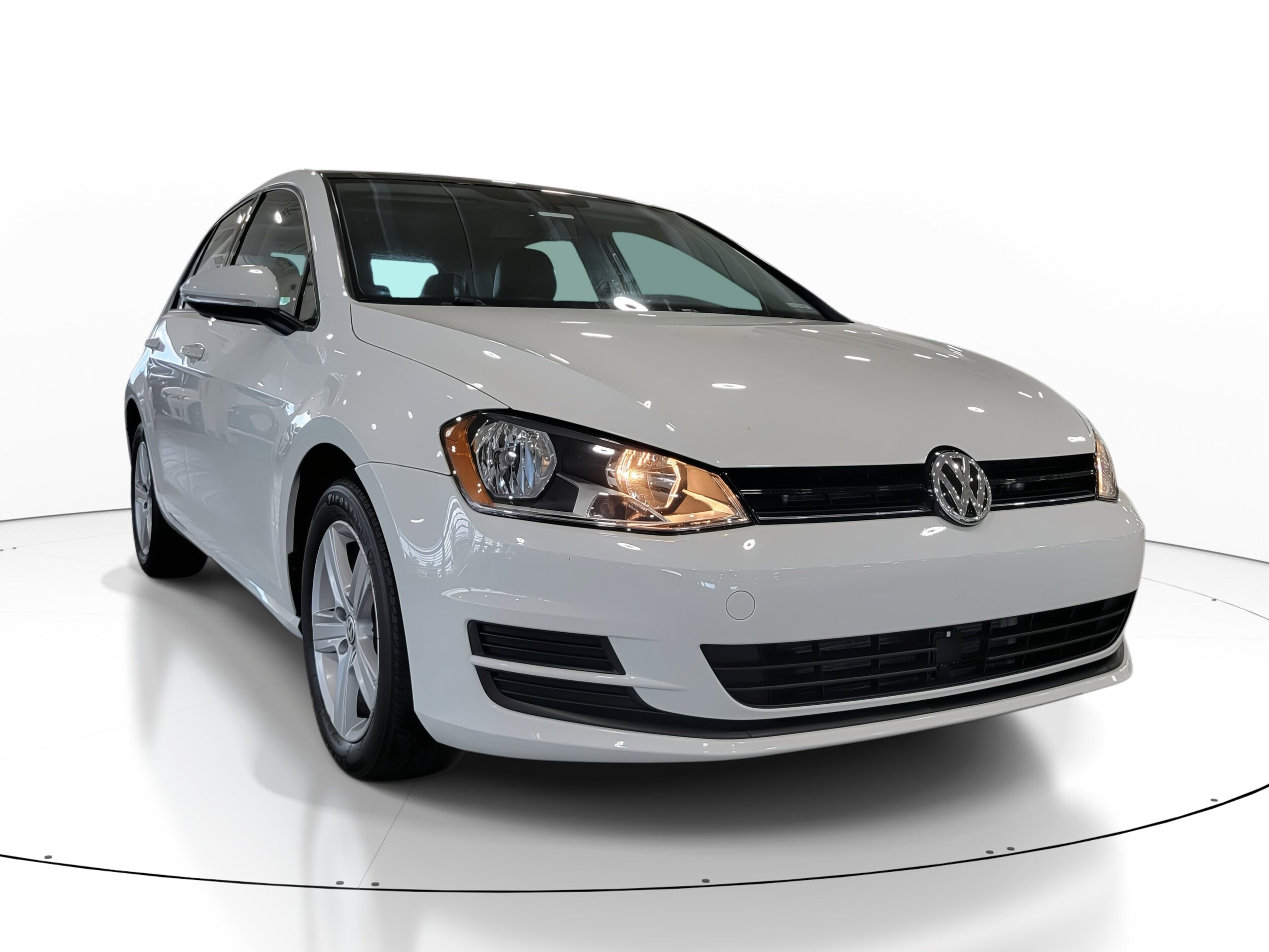 2017 Volkswagen Golf Wolfsburg Edition photo 3