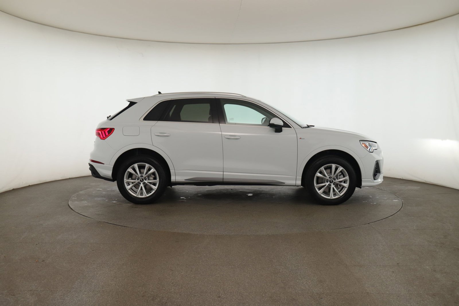 2025 Audi Q3 S line Premium Plus photo 4