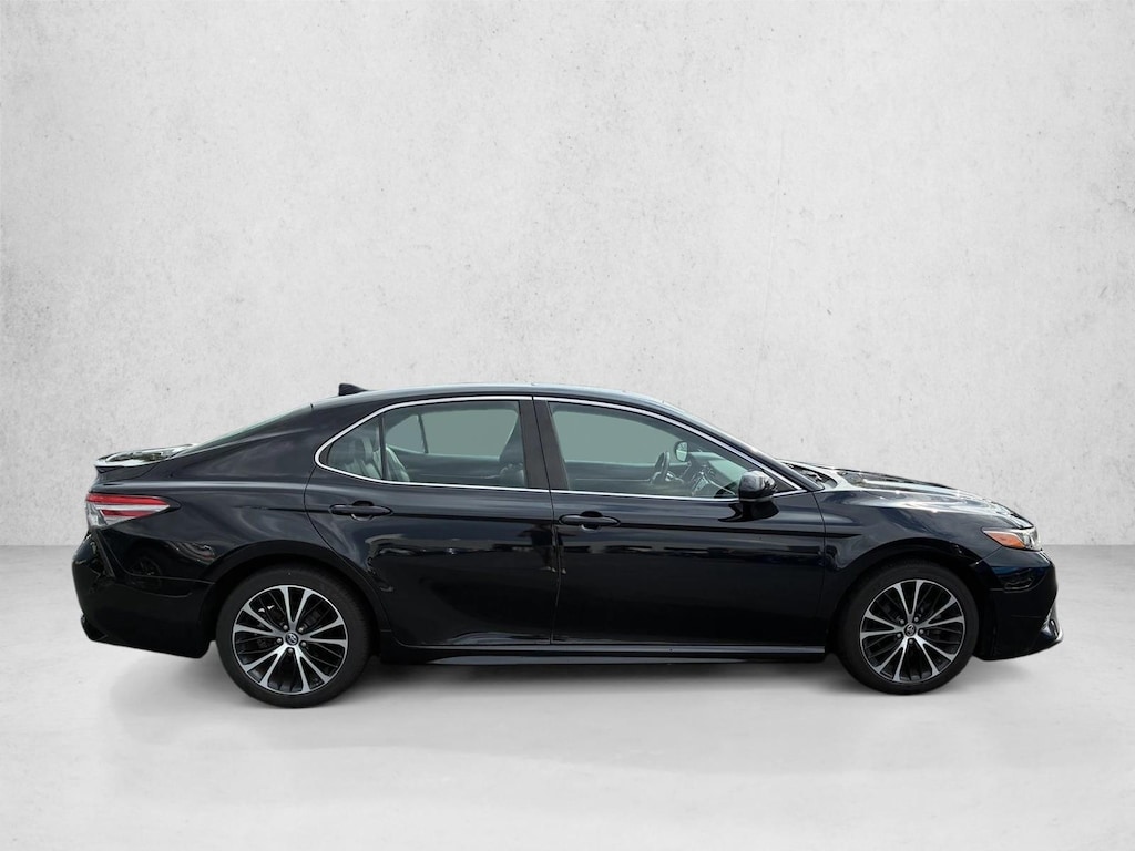Used 2019 Toyota Camry SE Sedan