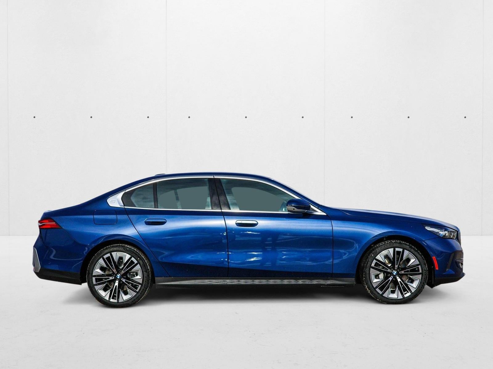 2025 BMW 530I - Image 4