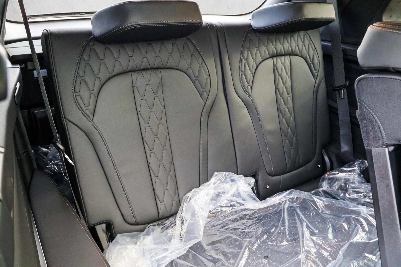 2025 BMW X7 - Image 25