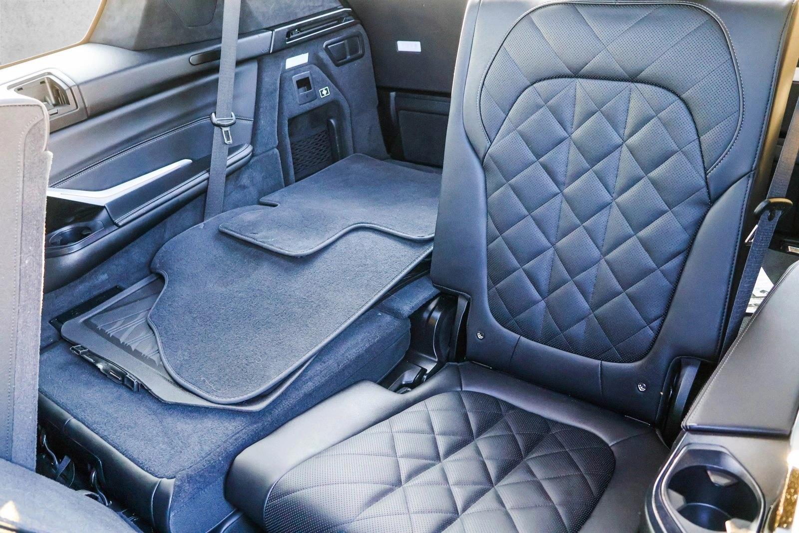2025 BMW X7 - Image 23