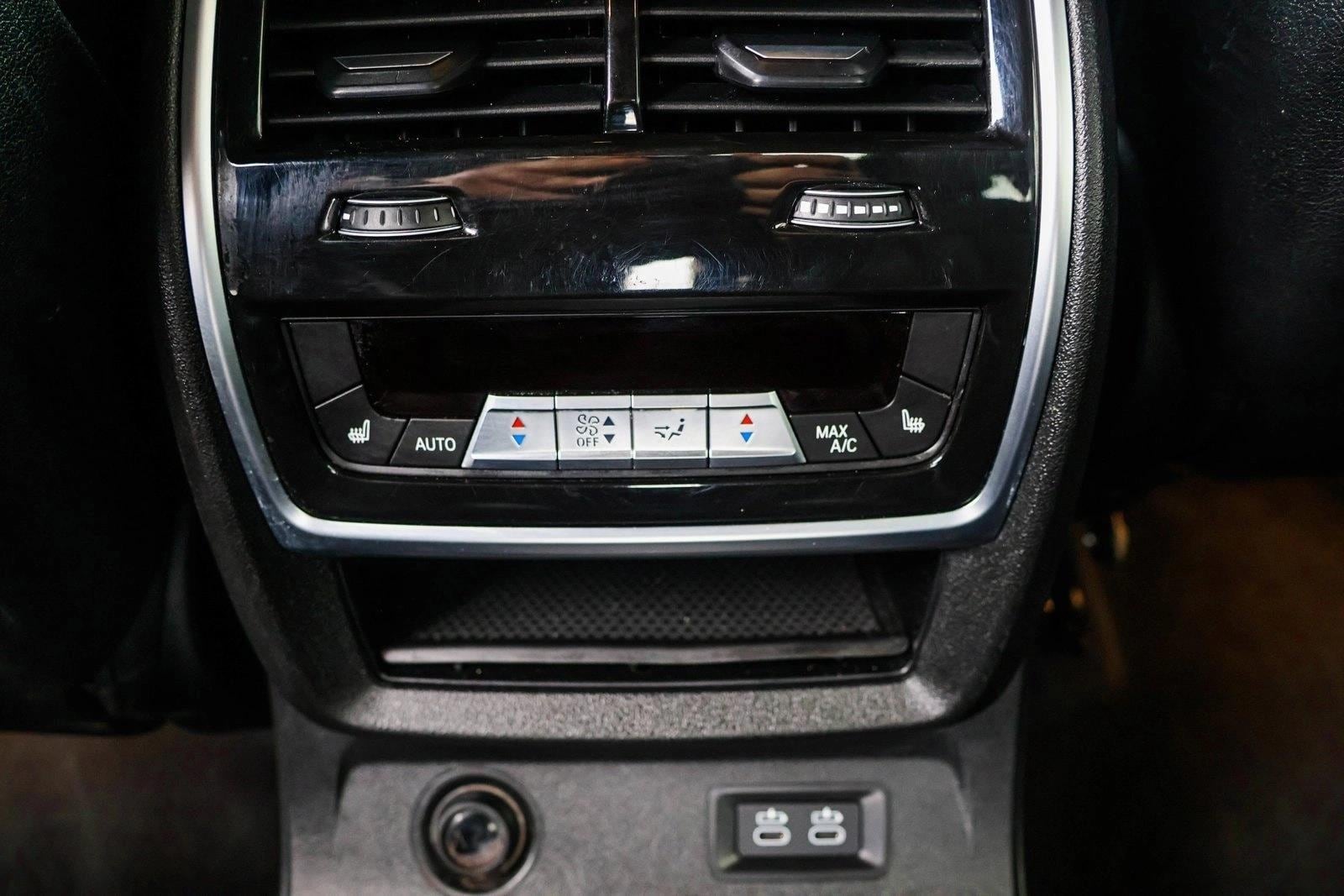 2025 BMW X7 - Image 22