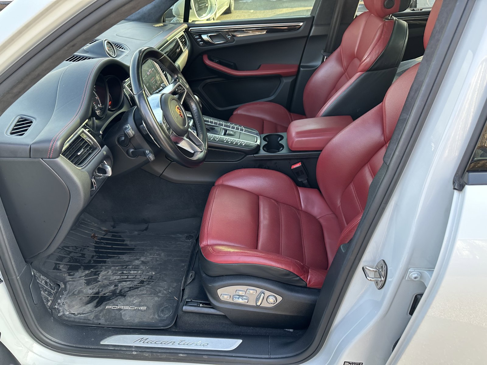 2017 PORSCHE MACAN - Image 12