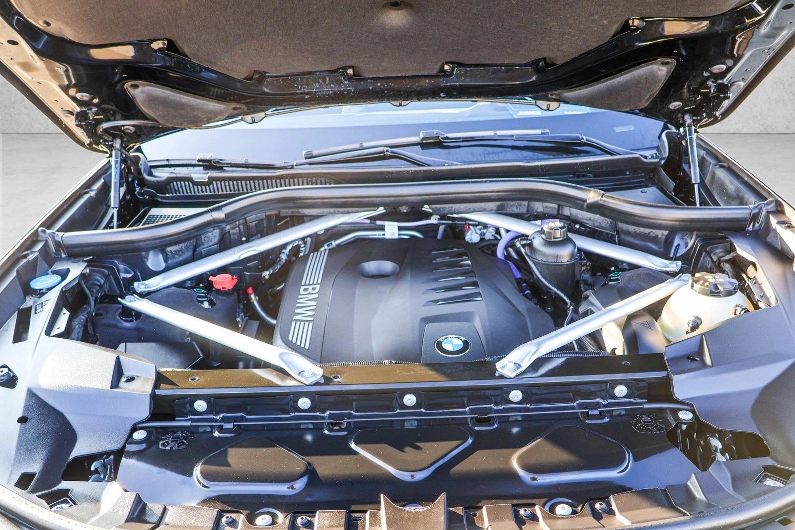 2025 BMW X7 - Image 30