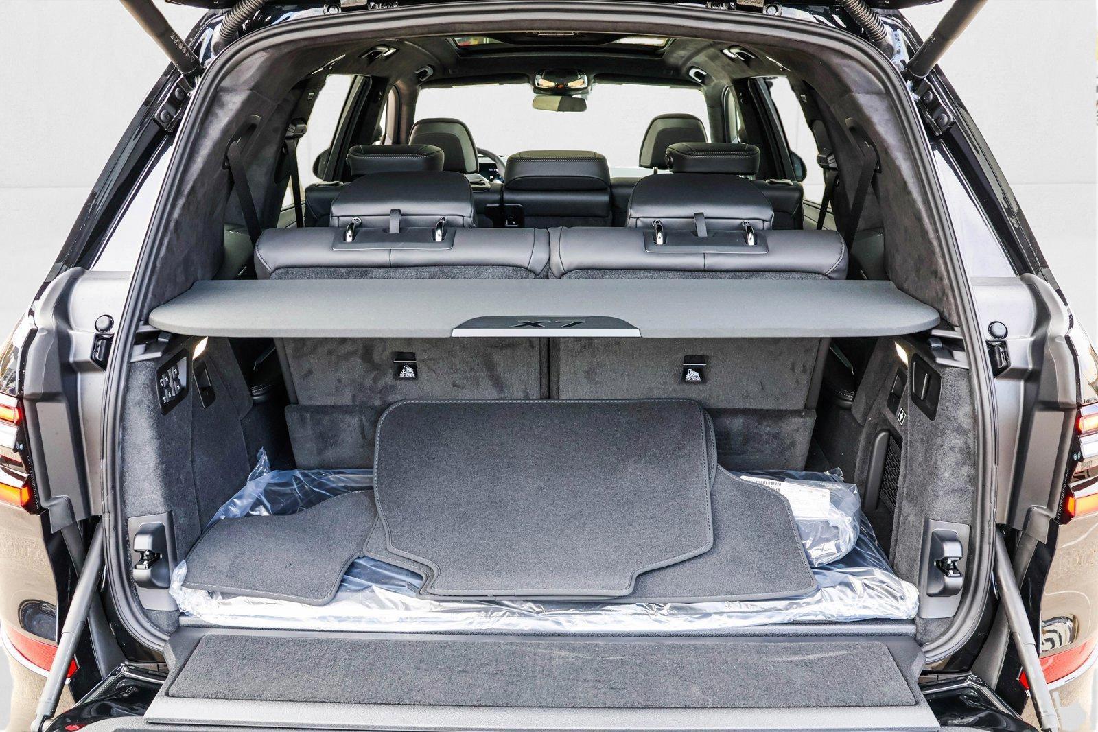 2025 BMW X7 - Image 24