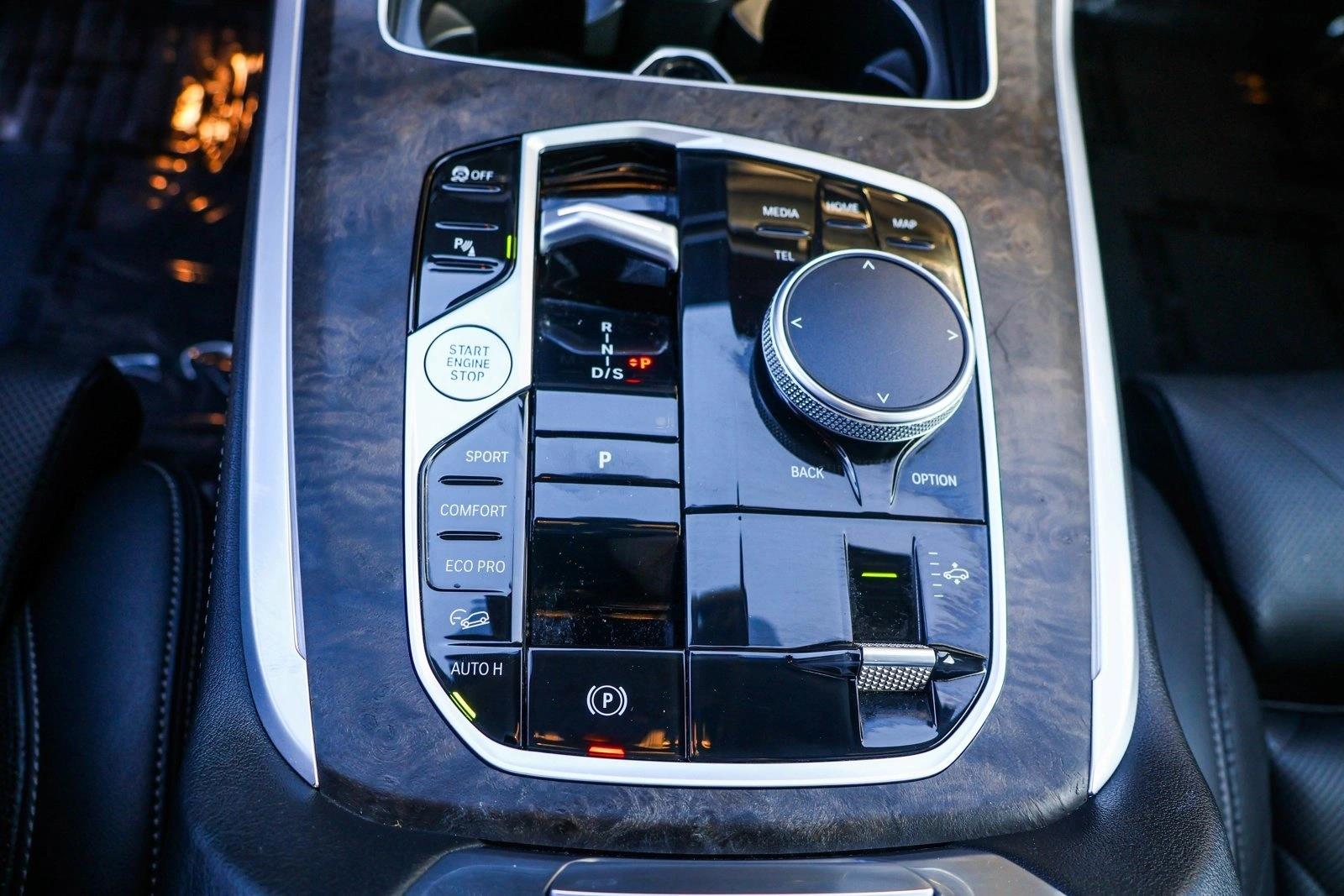 2025 BMW X7 - Image 21