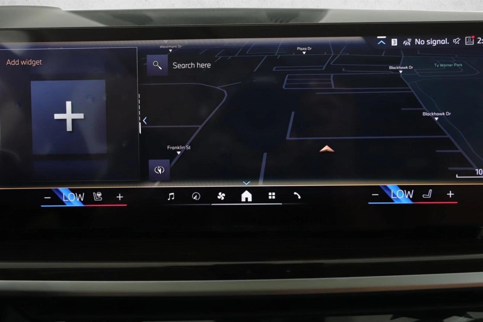 2025 BMW X7 - Image 13