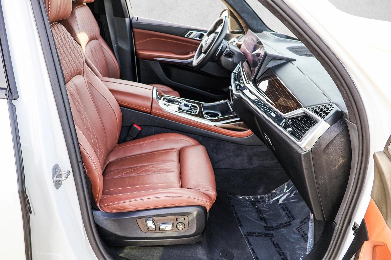 2025 BMW X7 - Image 28