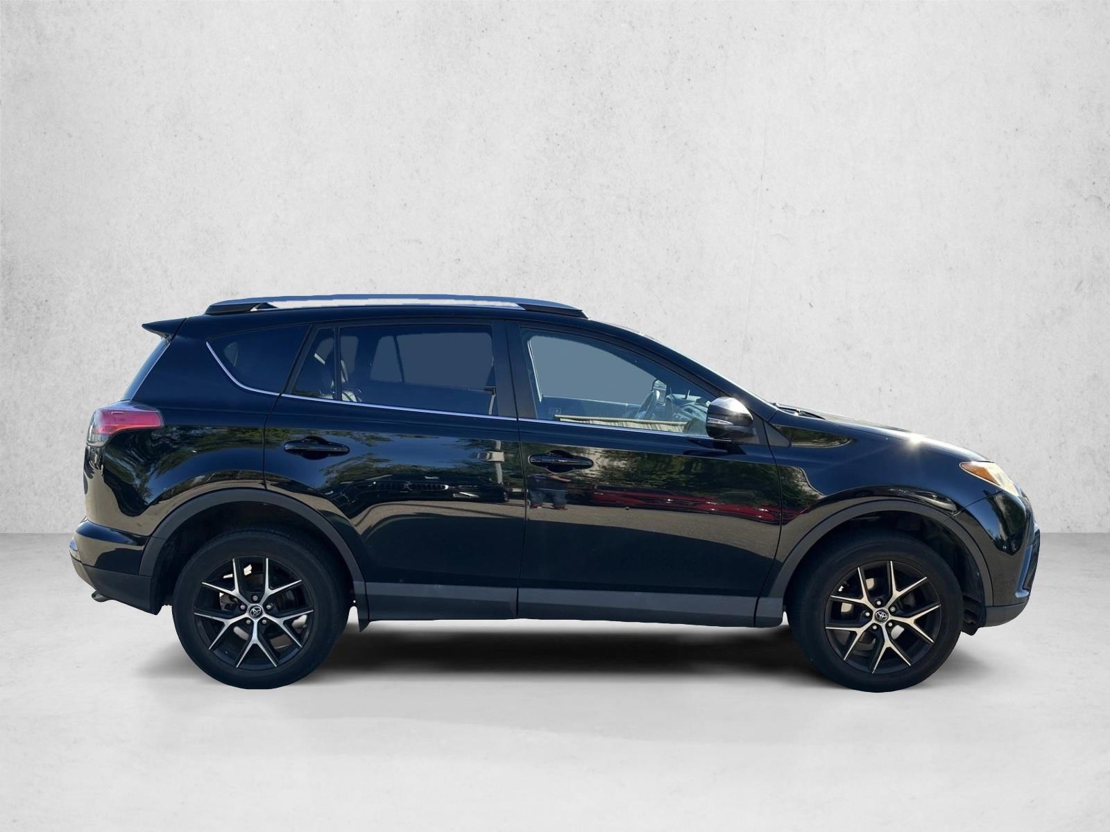 2017 Toyota RAV4 SE photo 4