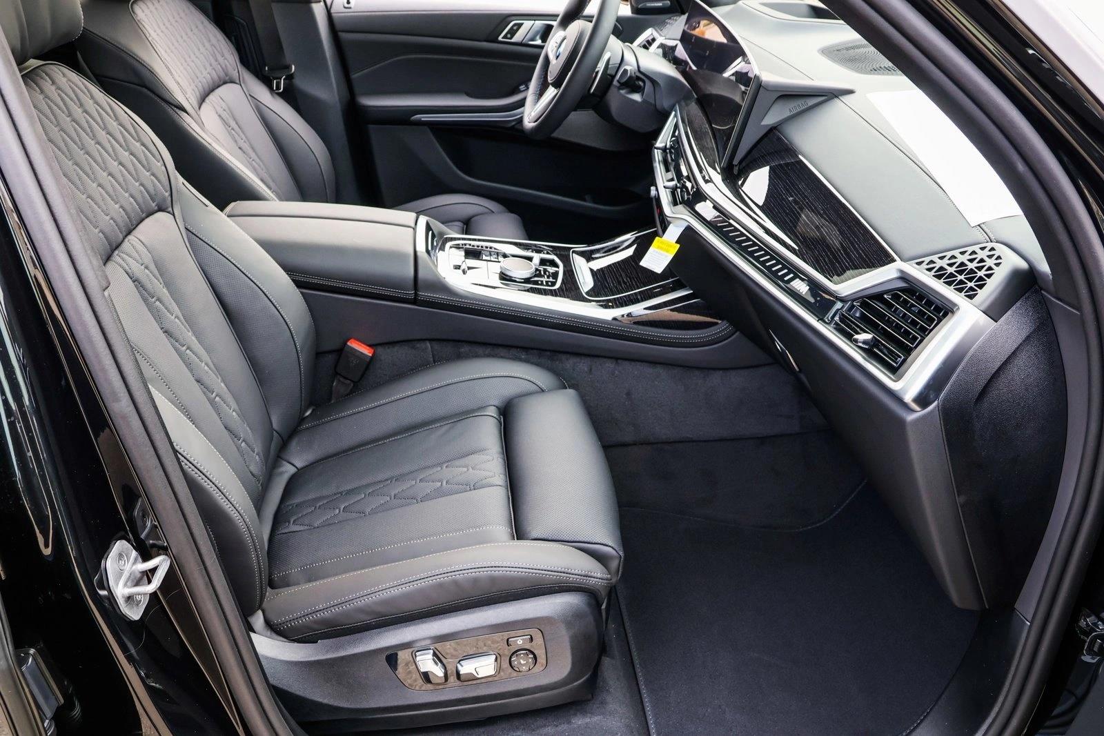2025 BMW X7 - Image 27