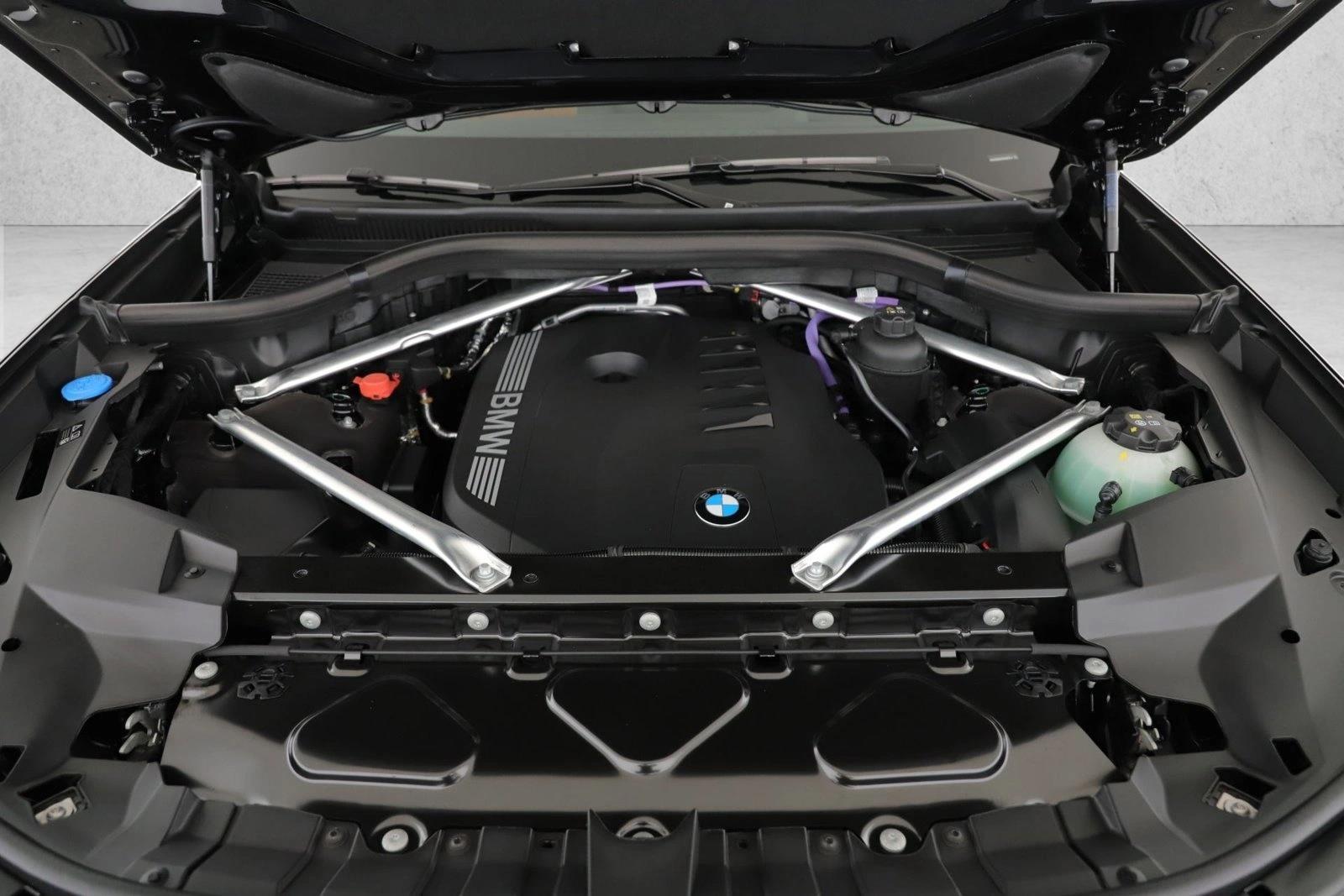 2025 BMW X7 - Image 18