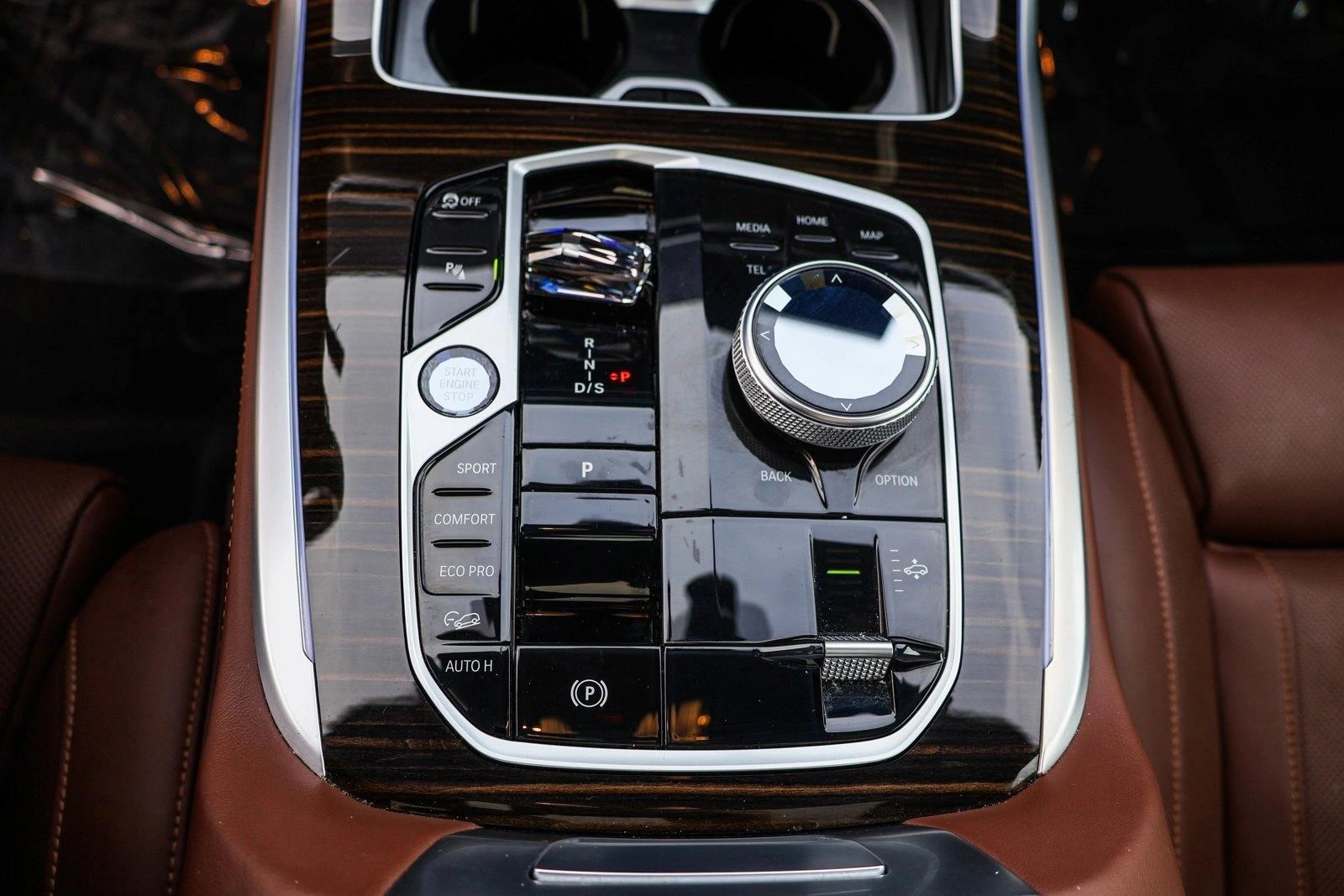 2025 BMW X7 - Image 21