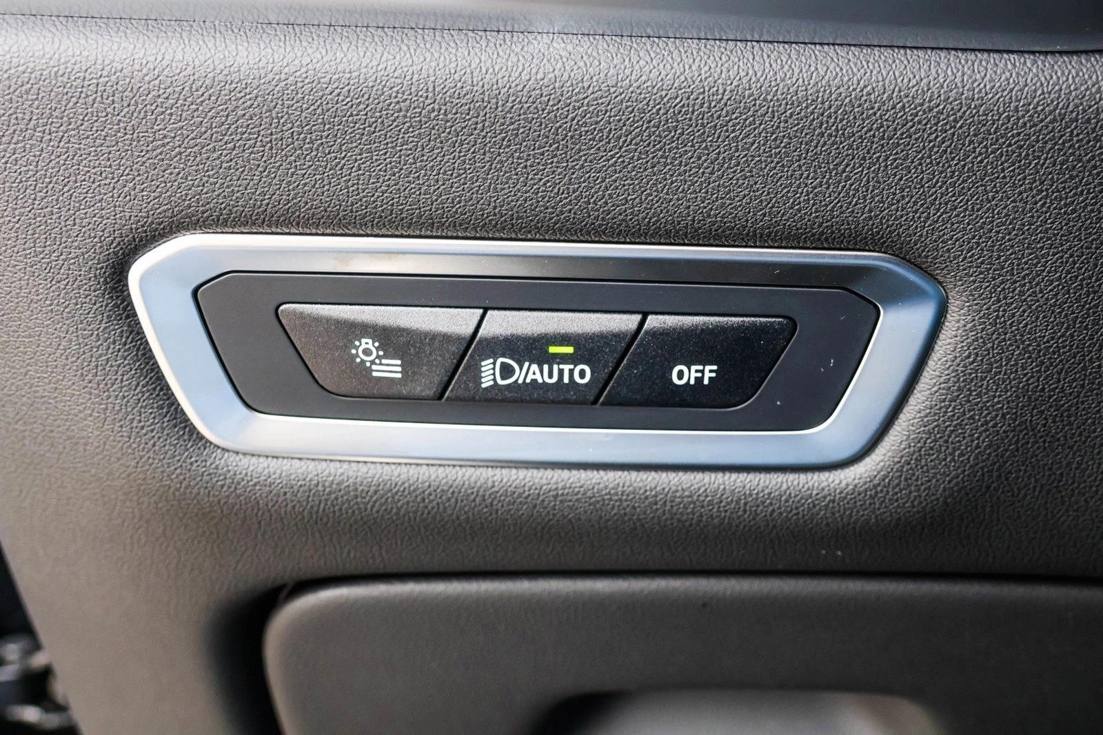 2025 BMW X7 - Image 13