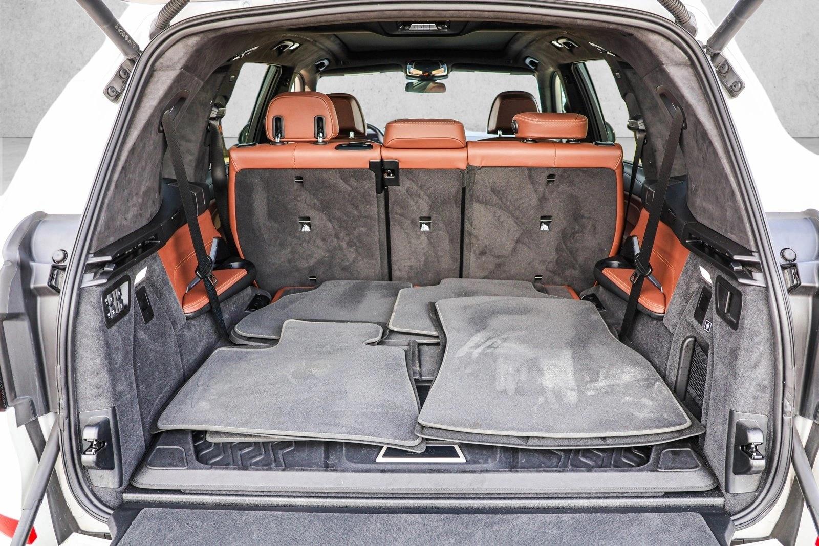 2025 BMW X7 - Image 25