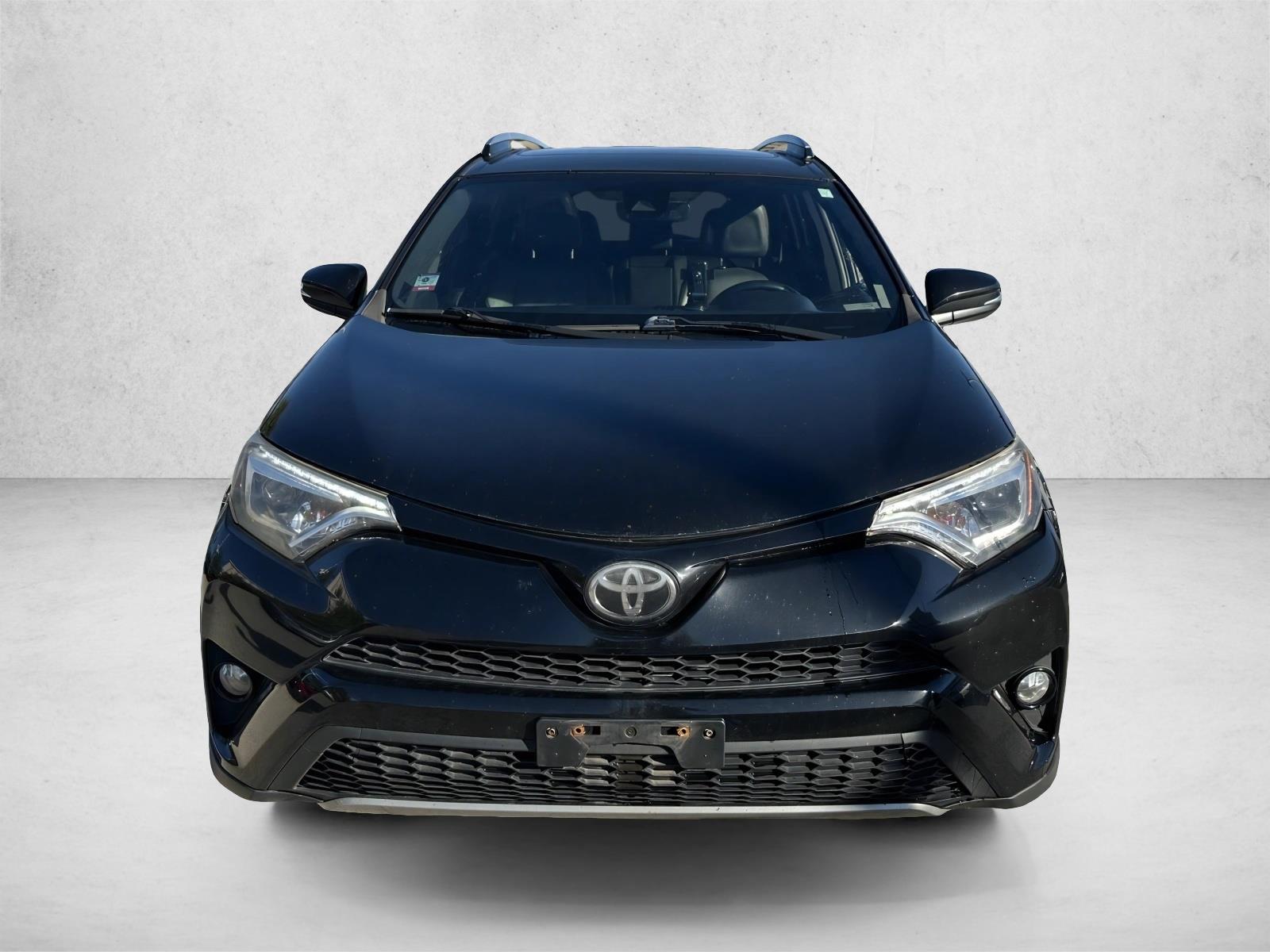 2017 Toyota RAV4 SE photo 2