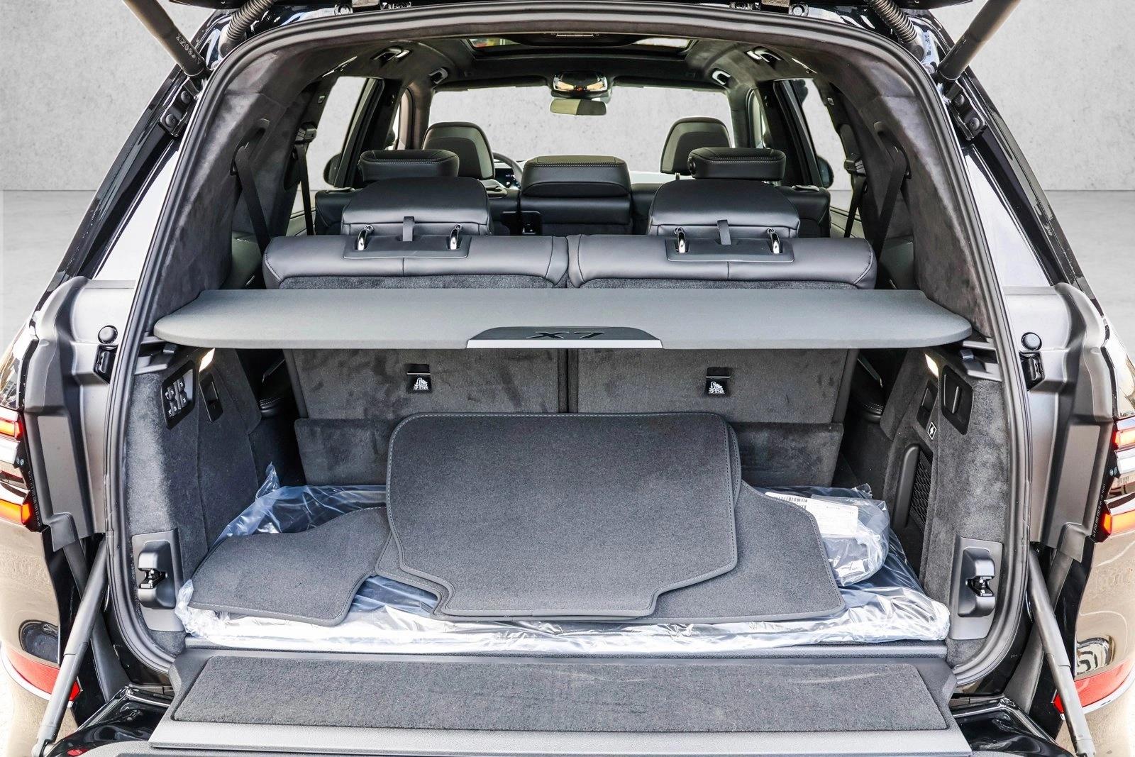 2025 BMW X7 - Image 24