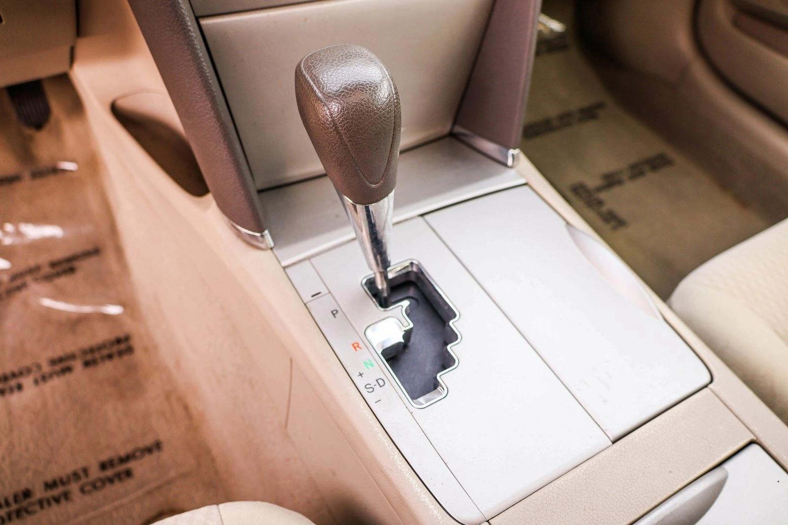 2010 TOYOTA CAMRY - Image 19