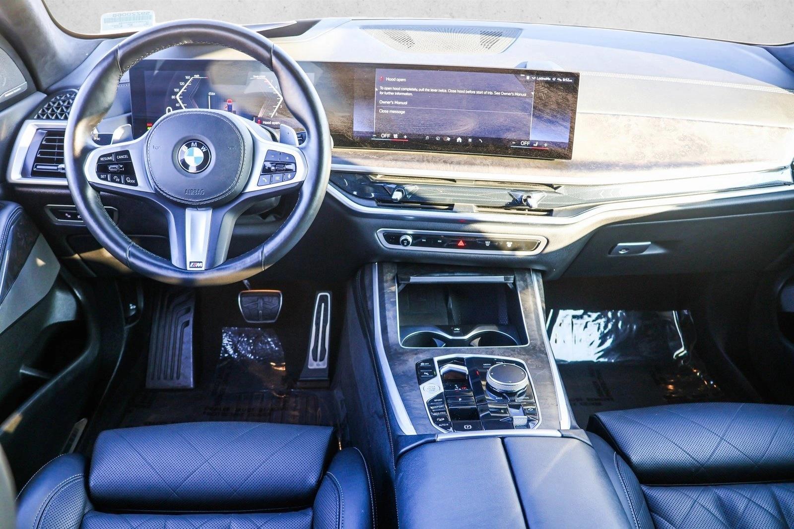 2025 BMW X7 - Image 25