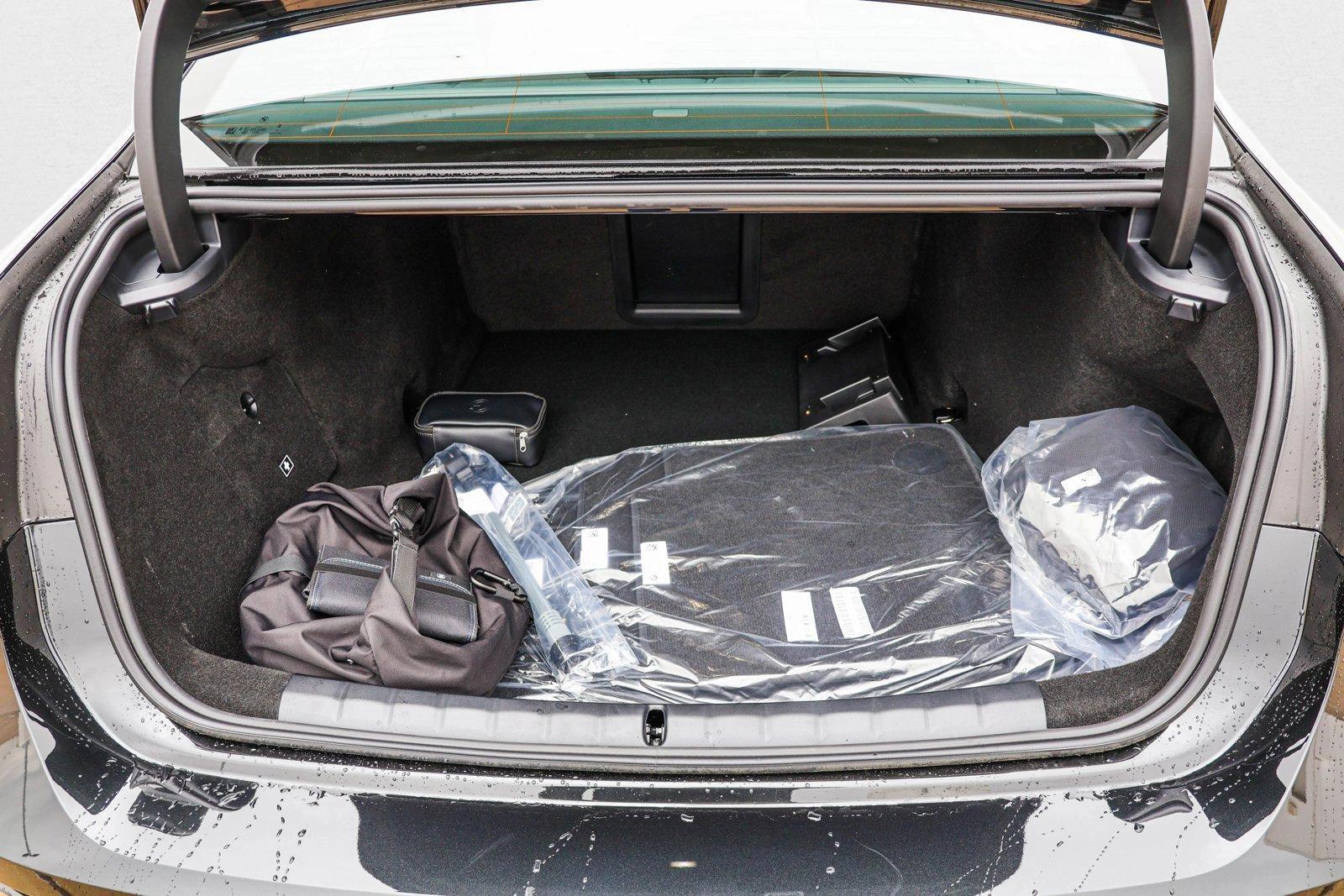 2025 BMW i7 50 - Photo 23