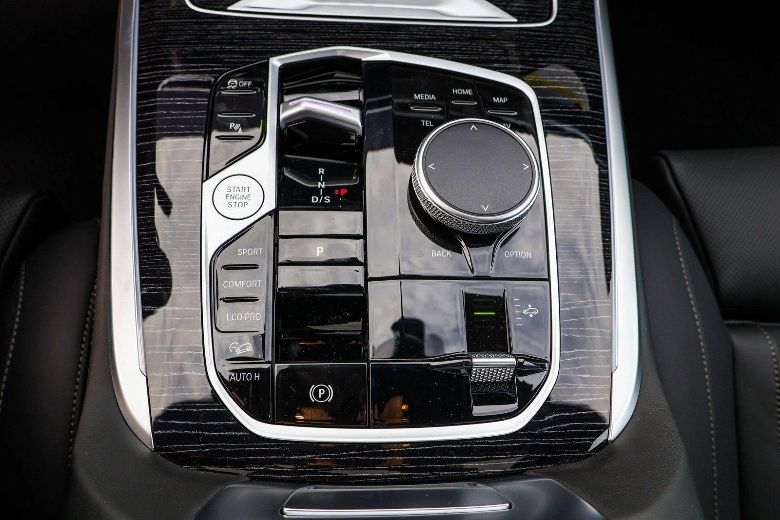 2025 BMW X7 - Image 20