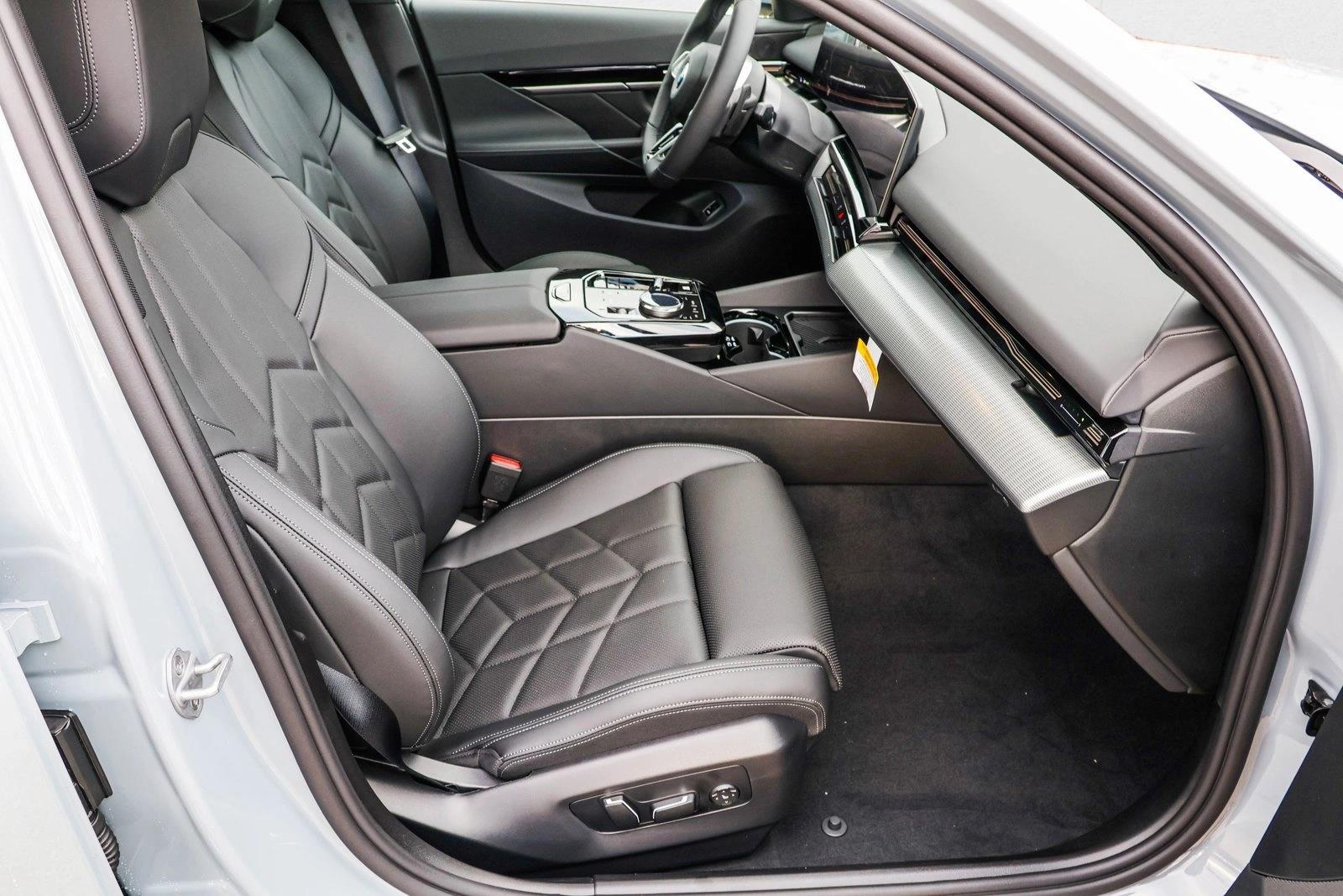 2025 BMW 530I - Image 24