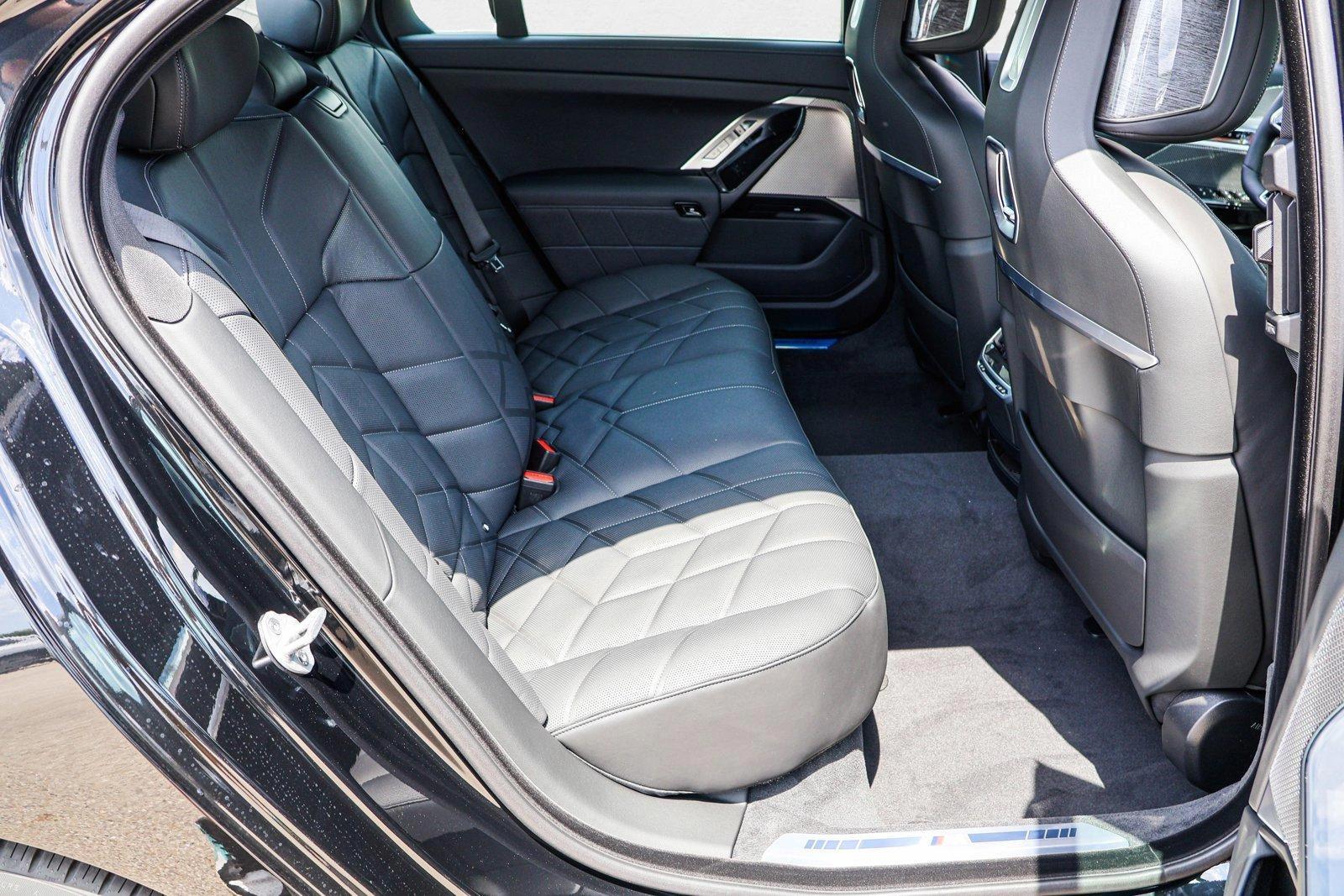 2025 BMW 7 Series 760i - Photo 24