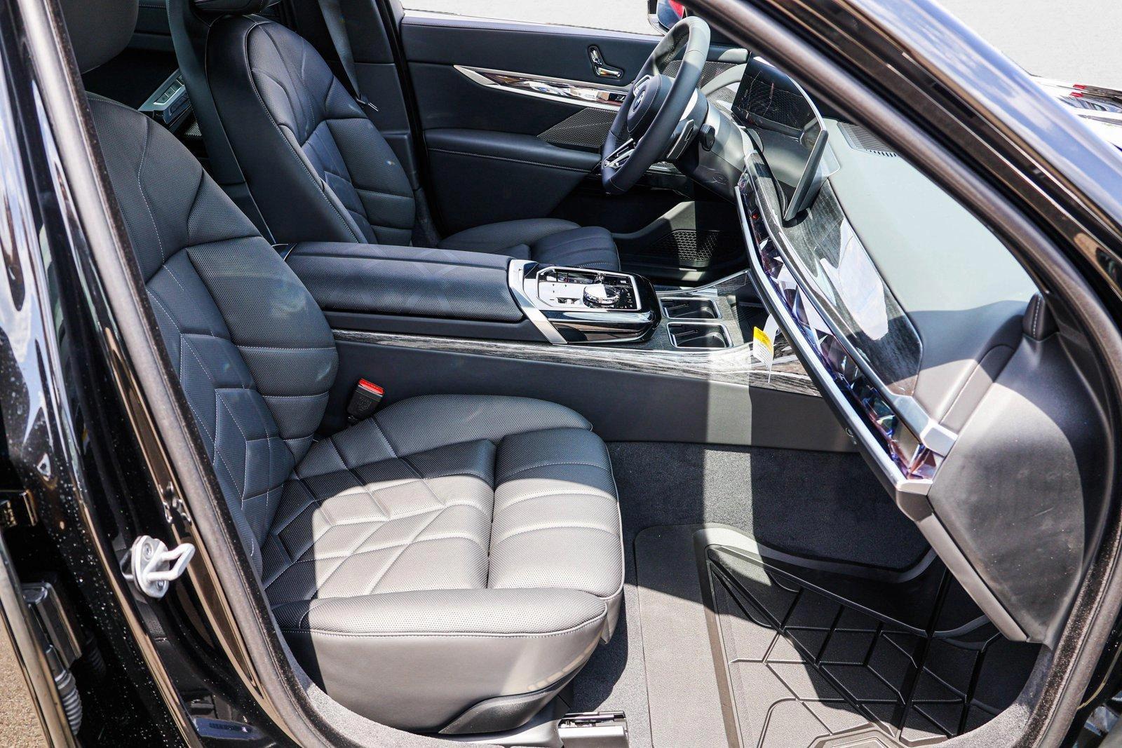 2025 BMW 7 Series 760i - Photo 26